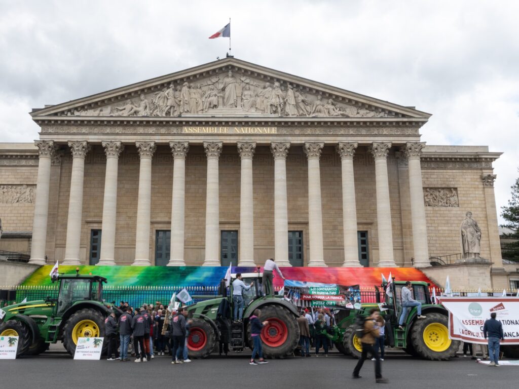 Los agricultores franceses protestan en París por leyes que alivien las regulaciones ambientales | Noticias agrícolas