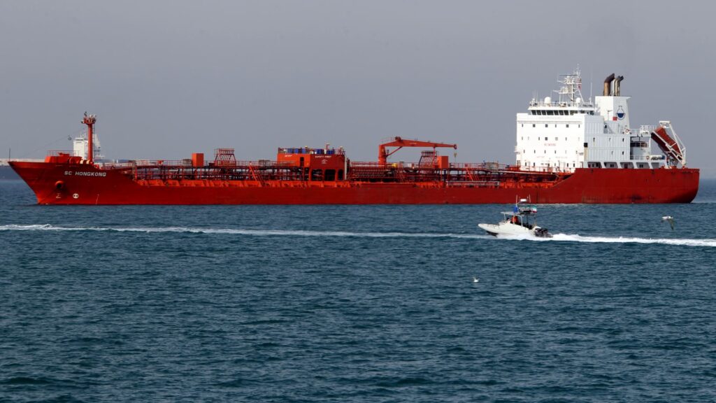 Los precios del petróleo caen después de que Trump dice que China puede continuar comprando petróleo a Irán