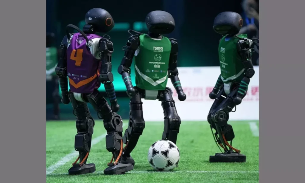 El Futuro es Ahora: Los Robots Humanoides de China Protagonizan un Impresionante Partido de Fútbol en Pekín/Deccan Chronicle/Web