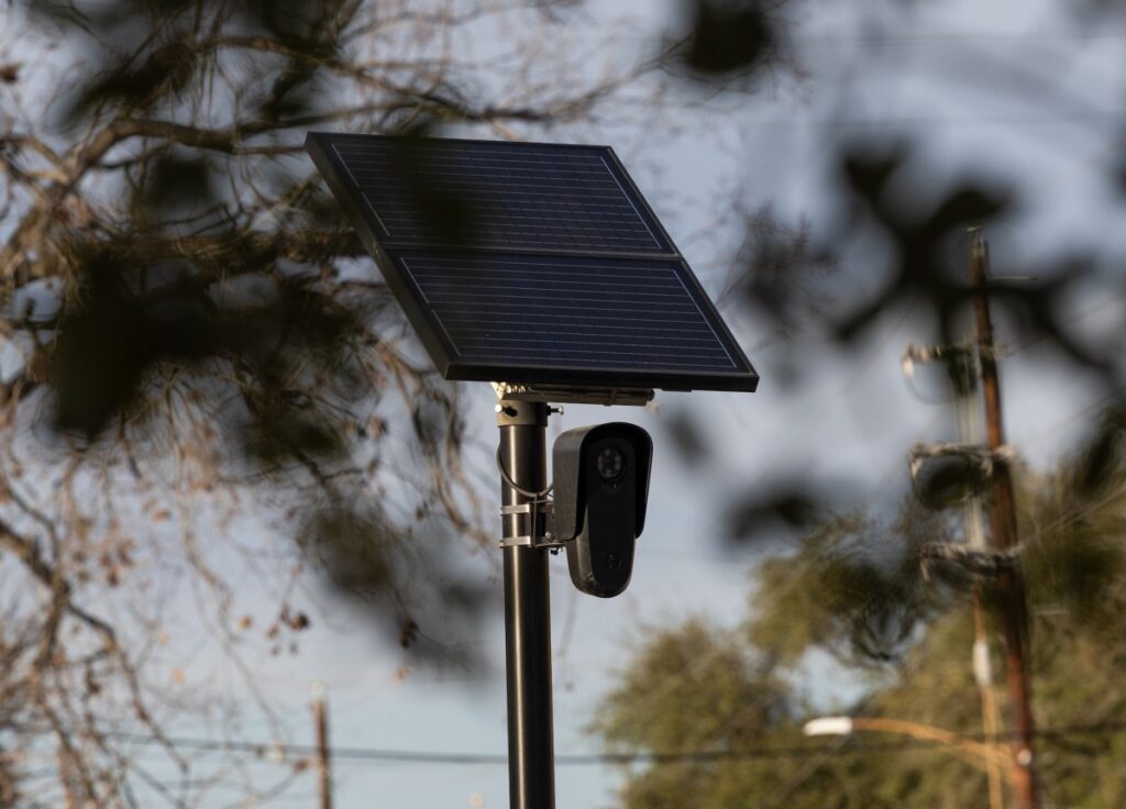 Los estadounidenses destruyen las cámaras de vigilancia de Flock