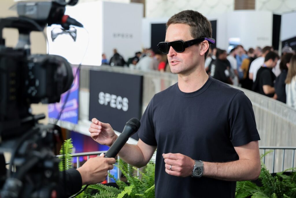 Las acciones de Snap se desploman después de presentar gafas AR ridículamente caras