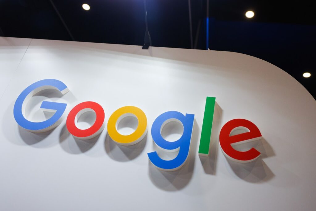 Google demanda a operación china de cibercrimen que utilizó inteligencia artificial para engañar a «cientos de miles de víctimas»