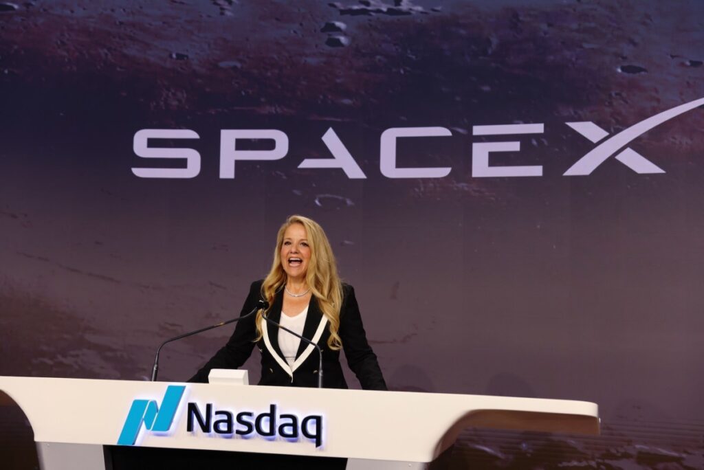 La presidenta de SpaceX, Gwynne Shotwell, acaba de dar otra pista sobre la fusión de Tesla
