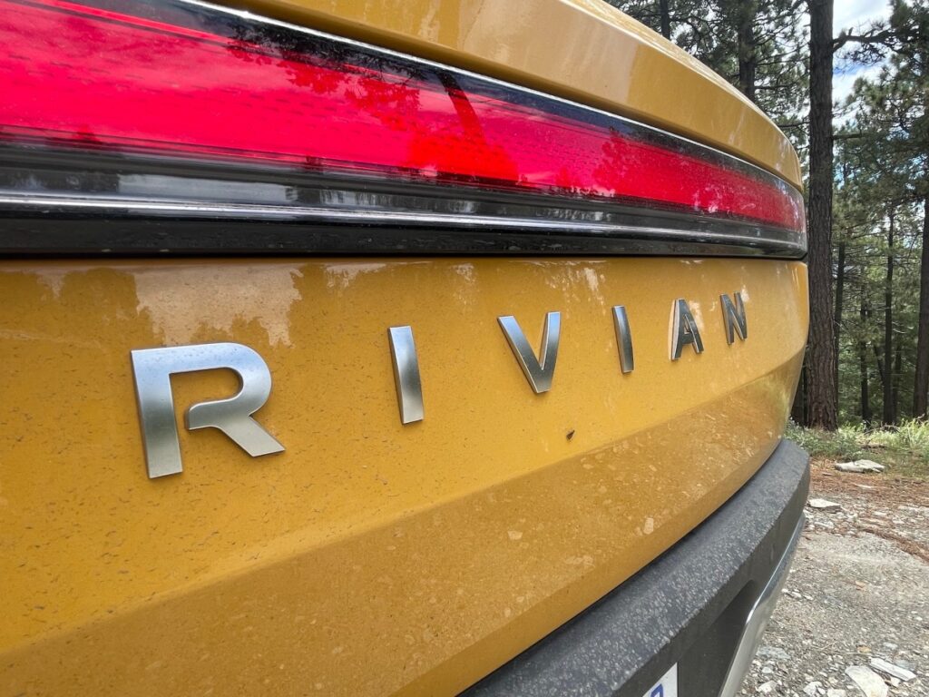 El propietario de Rivian presenta una demanda alegando falsas promesas sobre funciones de conducción autónoma