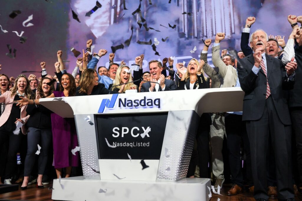 La salida a bolsa de SpaceX aumenta un 19% y crea el primer billonario del mundo