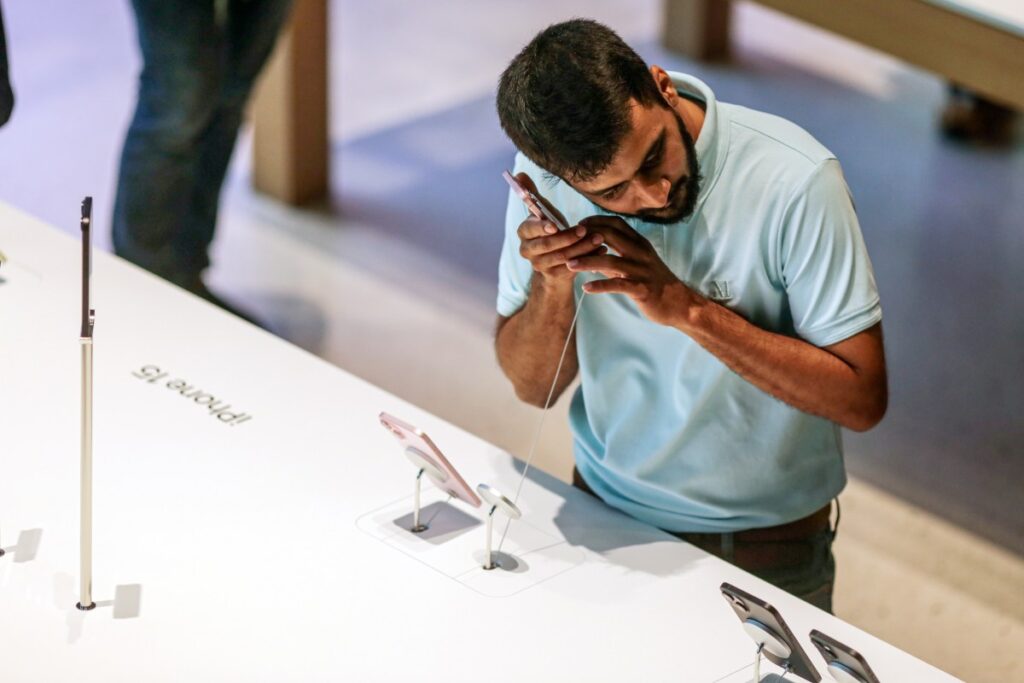 India apuesta miles de millones para romper el dominio de China en la fabricación de teléfonos inteligentes