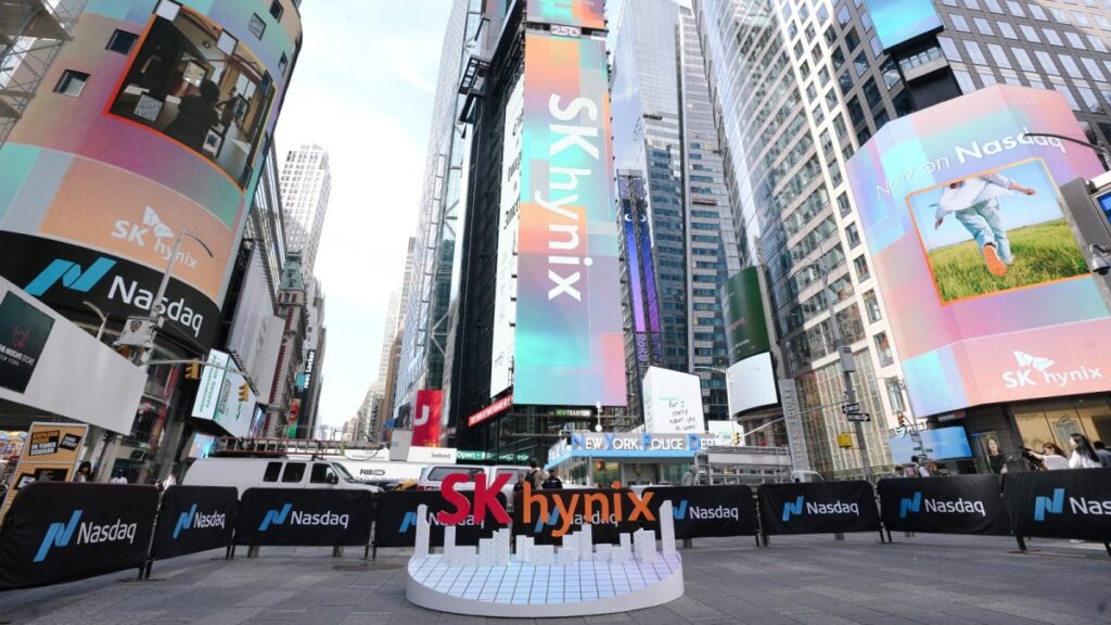 SK Hynix recauda 26.500 millones de dólares en la mayor oferta pública inicial en el extranjero en la historia de Estados Unidos, lo que impulsó la construcción de una nueva fábrica en Estados Unidos.