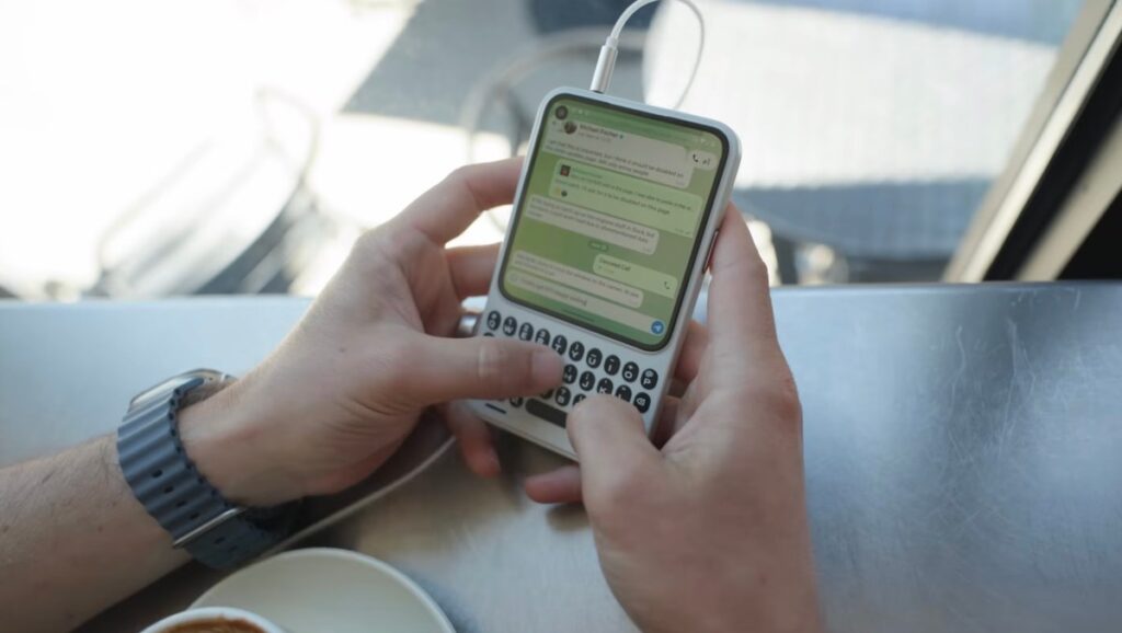 Clicks muestra un teléfono inteligente inspirado en BlackBerry en un nuevo video práctico