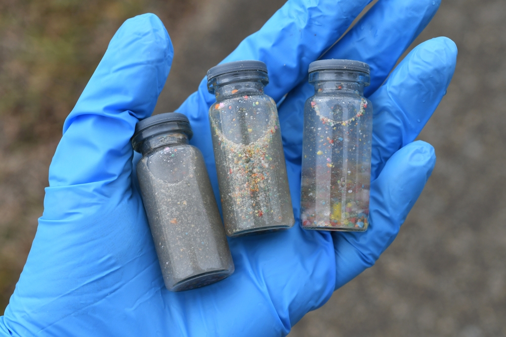 La tecnología de eliminación de microplásticos y PFAS de RMIT elimina más del 95% de los contaminantes del agua