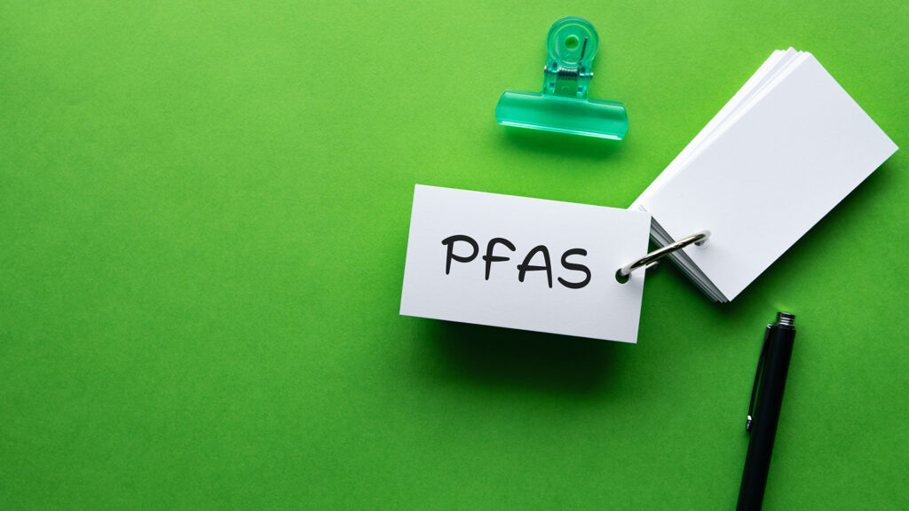 ¿Cómo pueden las empresas lograr el cumplimiento de las PFAS?