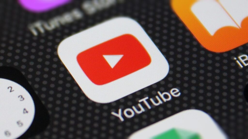 YouTube aclara políticas sobre fallos de IA y vídeos ofensivos