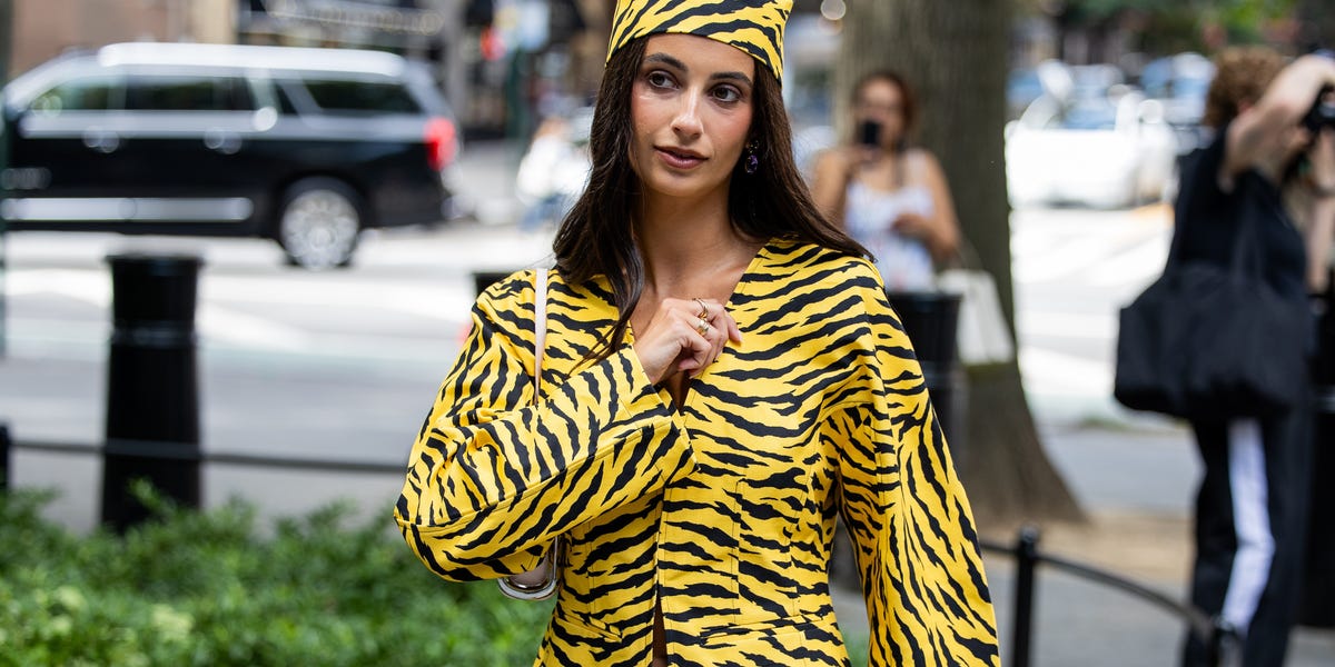 El vestido corto con el estampado bambi tendencia 2026 de Mango perfecto para llevar con botas altas