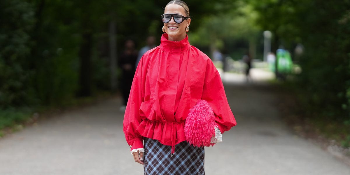 Las 5 faldas midi de cuadritos de Mango que son tendencia y triunfan por cómo estilizan