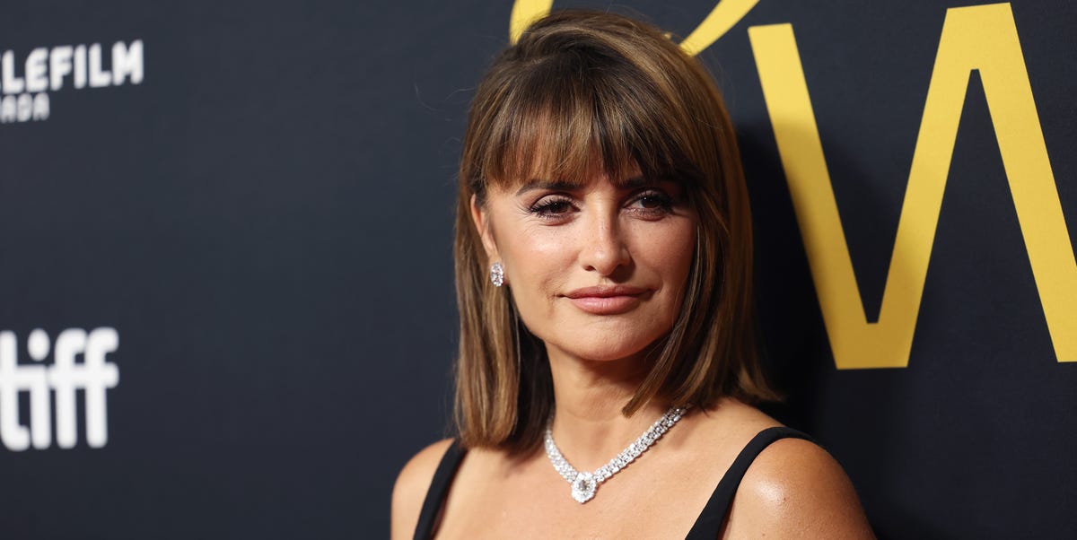 Penélope Cruz deslumbra con un vestido negro minimalista en la alfombra roja del Festival de cine de Toronto