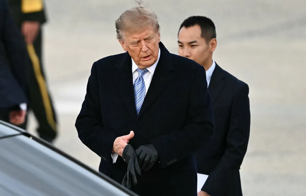 ¿Qué tiene que ver la aspirina con los guantes que Trump usó en el recibimiento a Xi?