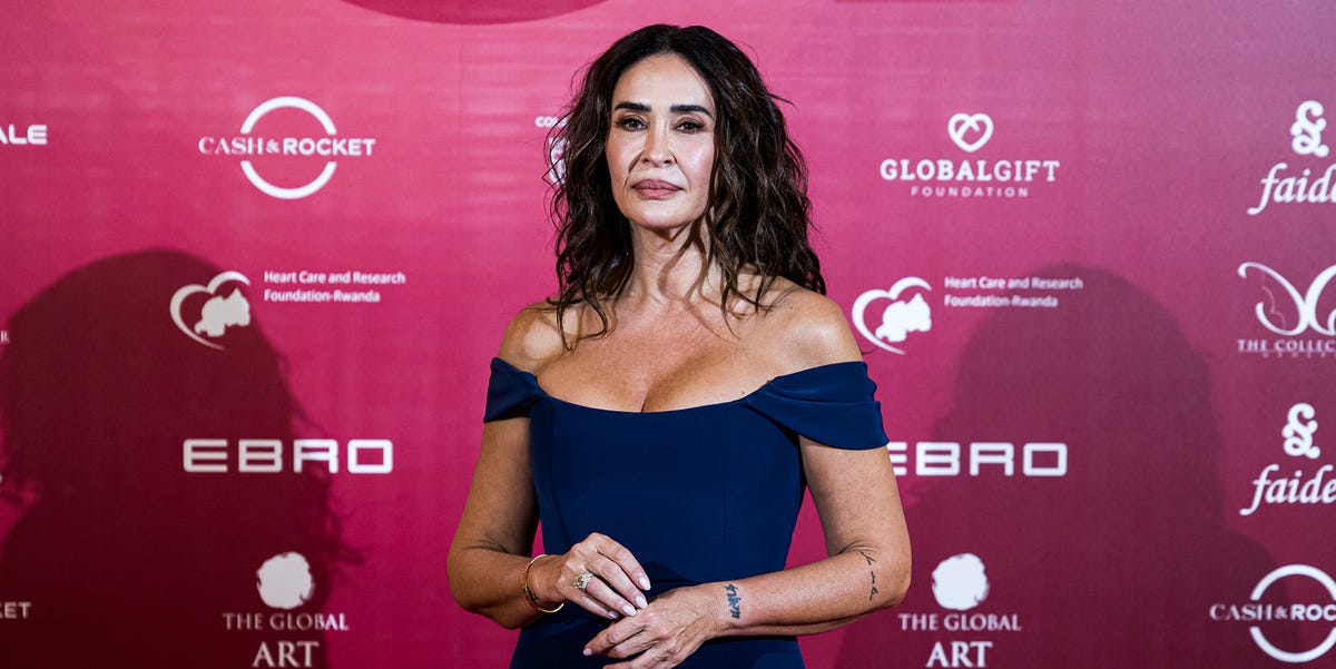 Vicky Martín Berrocal con vestido de escote tendencia que más favorece pasados los 50