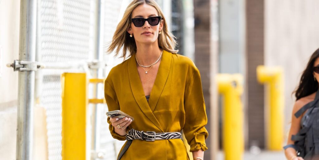 5 conjuntos monocolor de tendencia de Zara que rejuvenecen sin esfuerzo