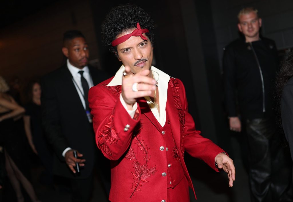 Bruno Mars responde a Drake bailando con Karol G en su show