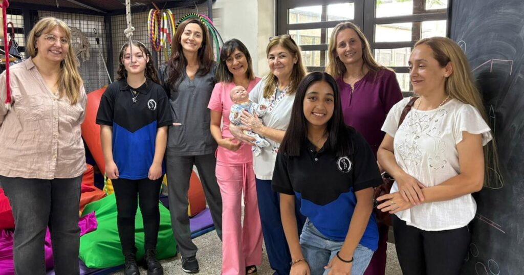Estudiantes de una secundaria de Santa Fe crearon el prototipo de tráquea pediátrica para facilitar el entrenamiento de familias y personal de la salud