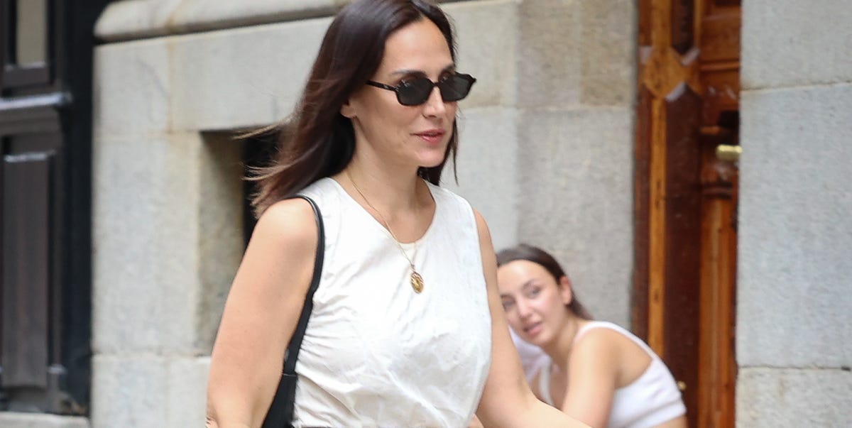 Tamara Falcó o cómo llevar pantalones anchos con zapatillas en entretiempo