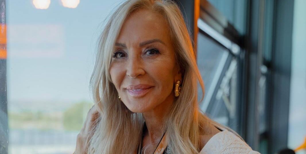 Carmen Lomana sorprende en la Fórmula 1 con unos pantalones cargo y un ‘crop top’ de tendencia