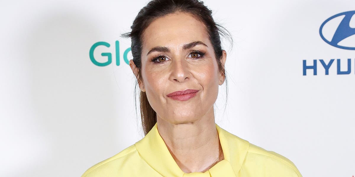 Nuria Roca sorprende con blusa de transparencias rosa y los vaqueros campana de Mango que hacen tipazo