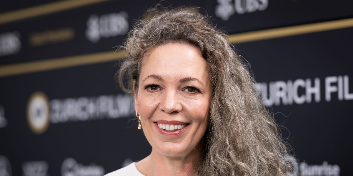 Olivia Colman demuestra que las extensiones son la forma perfecta de rejuvenecer el cabello con canas este otoño