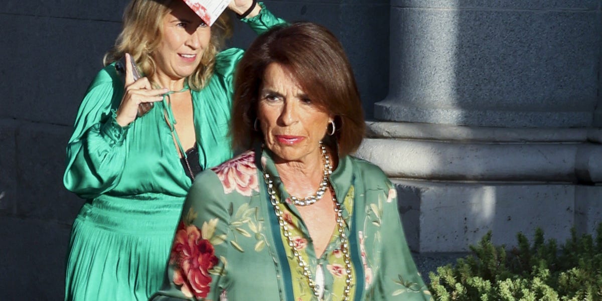 Ana Botella con caftán de firma española perfecto para invitadas de otoño de más de 65 años