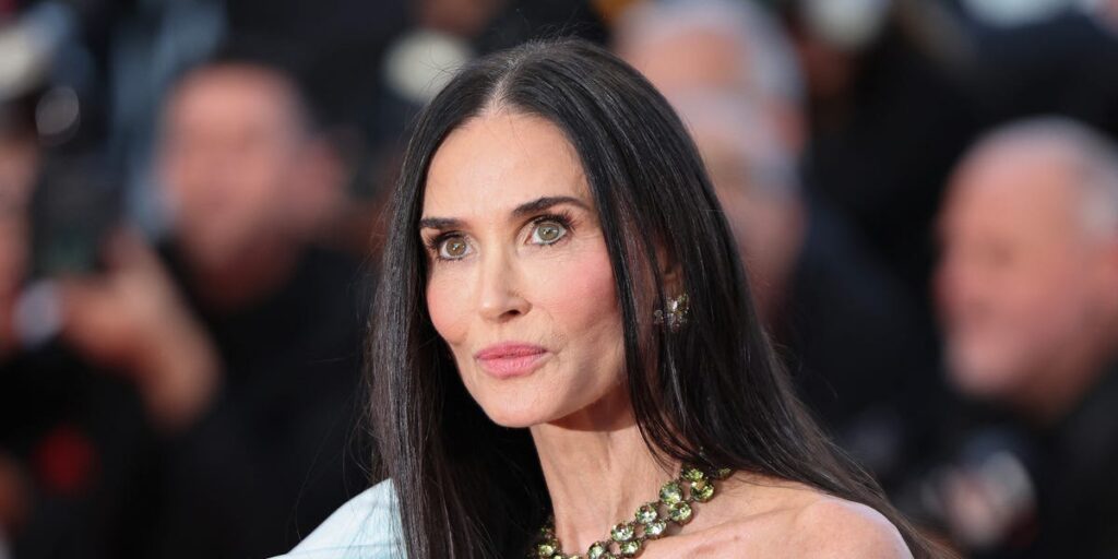 Demi Moore demuestra que un bob a la altura de la barbilla puede funcionar a cualquier edad, al estrenar su corte de pelo más corto en años