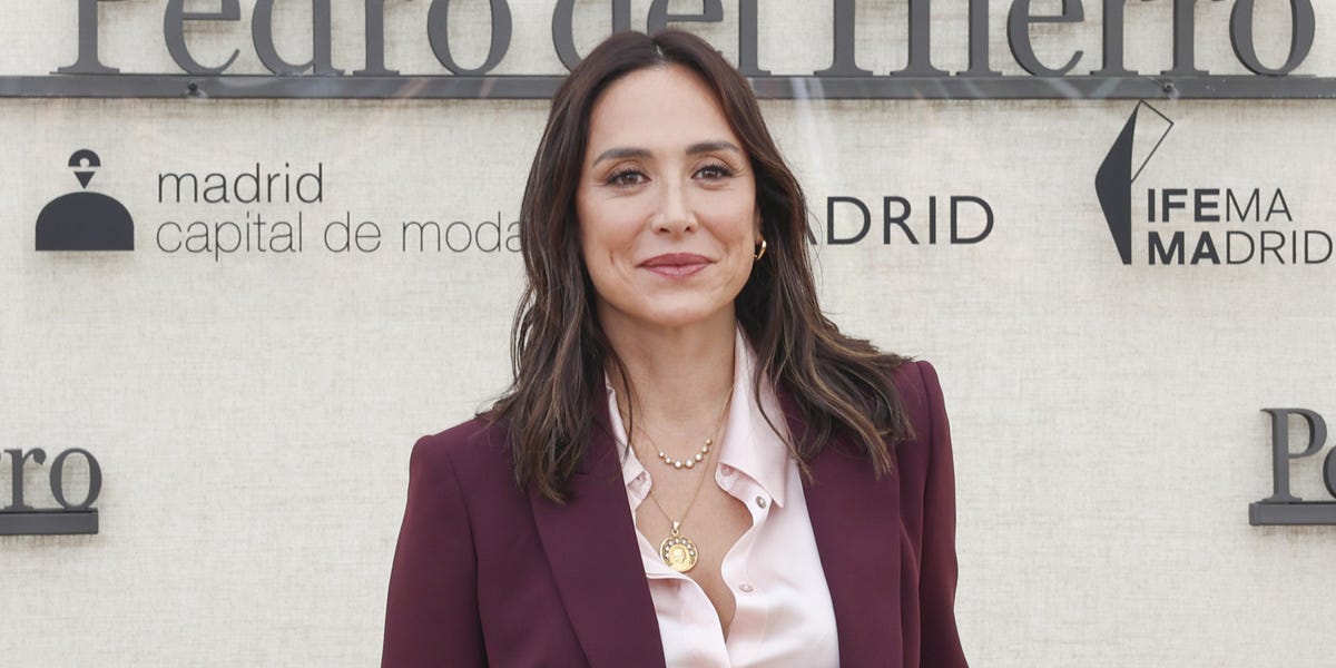 Tamara Falcó da una lección de estilo con el traje burdeos que es tendencia de otoño para el desfile de Pedro del Hierro en Madrid
