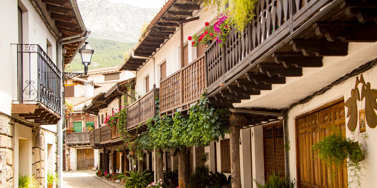 el precioso pueblo que es una auténtica joya con castillos, cuevas y balcones de cuento