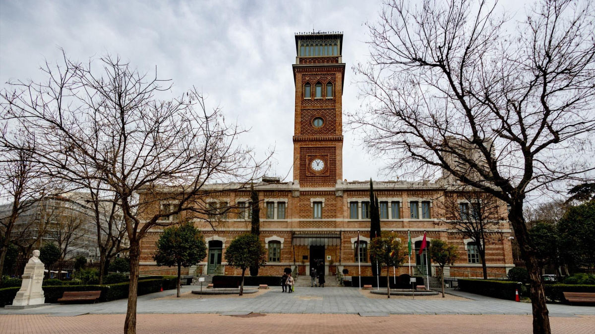 Exteriores replica a Almeida que es falso que estén «ocupando» el edificio de Casa Árabe