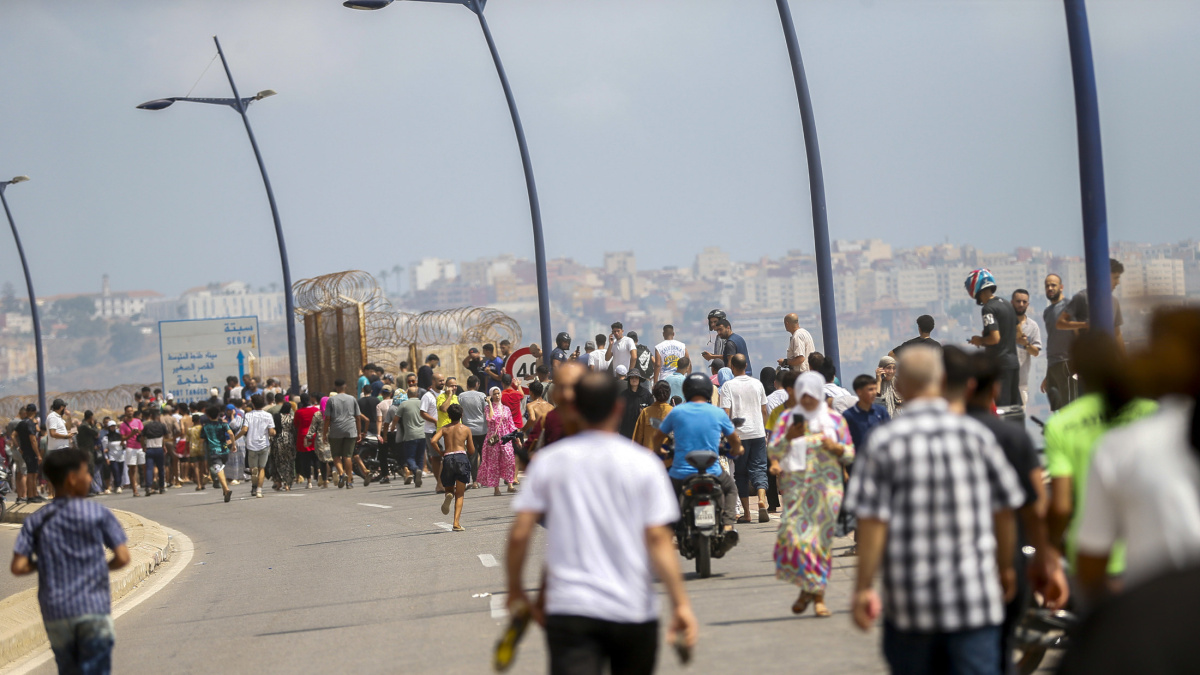 El CNI avisó un día antes de la crisis de Ceuta de un «llamamiento para asalto por valla y mar»