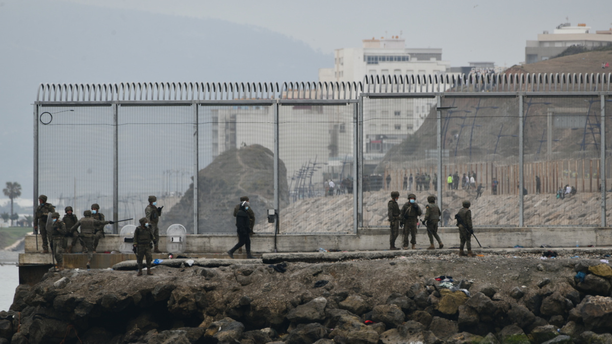 El Gobierno niega que el CNI avisara de una «entrada masiva» a Ceuta: «No emitió ninguna alerta formal»