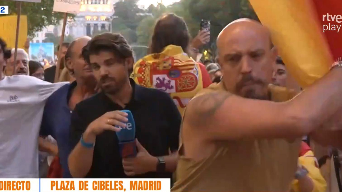 Periodista de TVE, profesión de riesgo en protestas de la derecha: «Nos daban patadas en las espinillas para que no se viera en cámara»