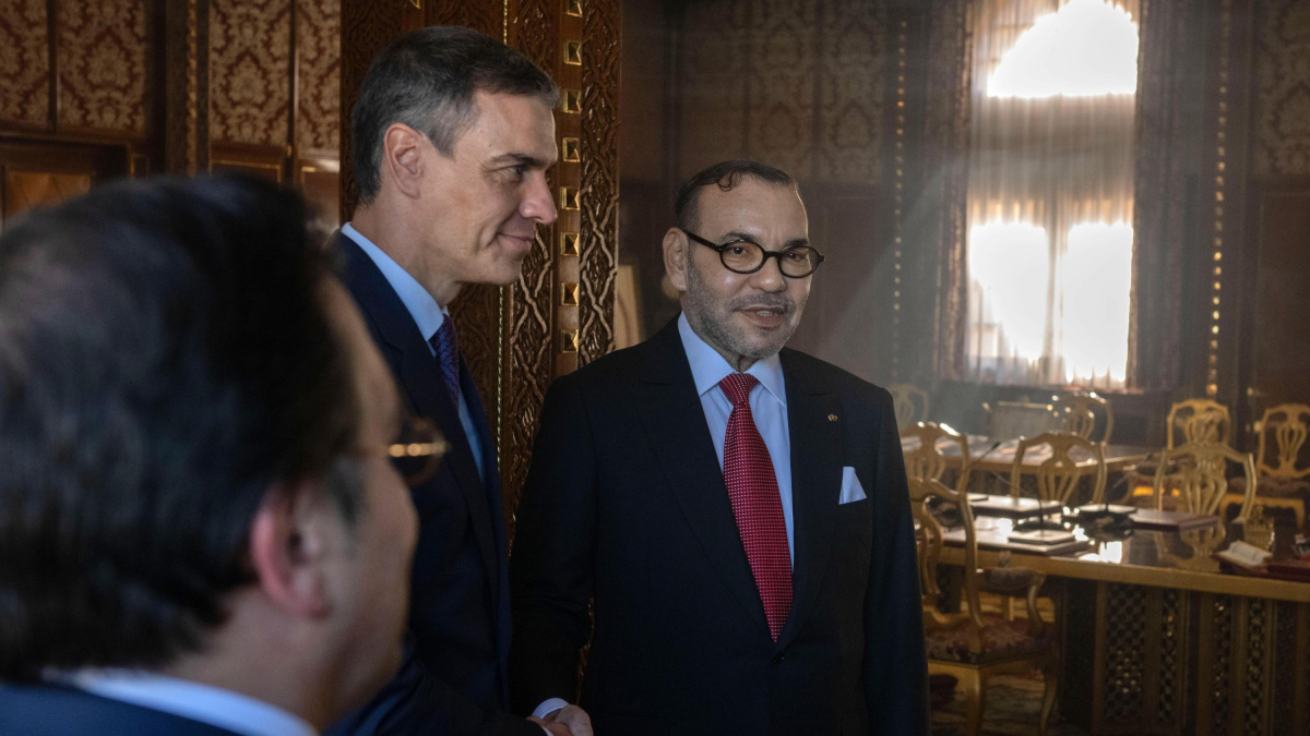 La prensa afín a Mohamed VI celebra la cautela de Sánchez mientras inflama el nacionalismo para tapar la tragedia de Ceuta