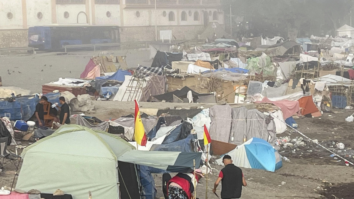 La Audiencia Nacional rechaza paralizar el campamento de migrantes en el puerto de Ceuta