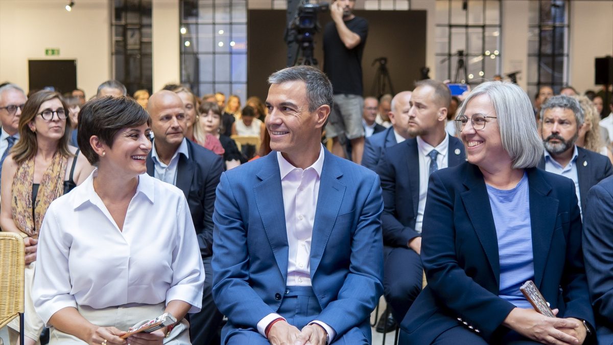 Sánchez: «Política de vivienda no es comprar un aticazo de más de 6 millones cuando hay jóvenes que no encuentran 40 metros»