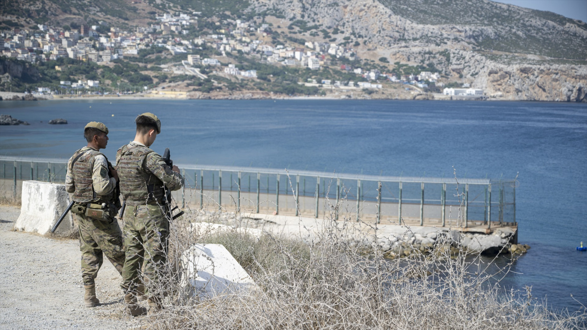 Felipe VI se reunió este lunes con Robles y altos mandos militares para evaluar la defensa en Ceuta