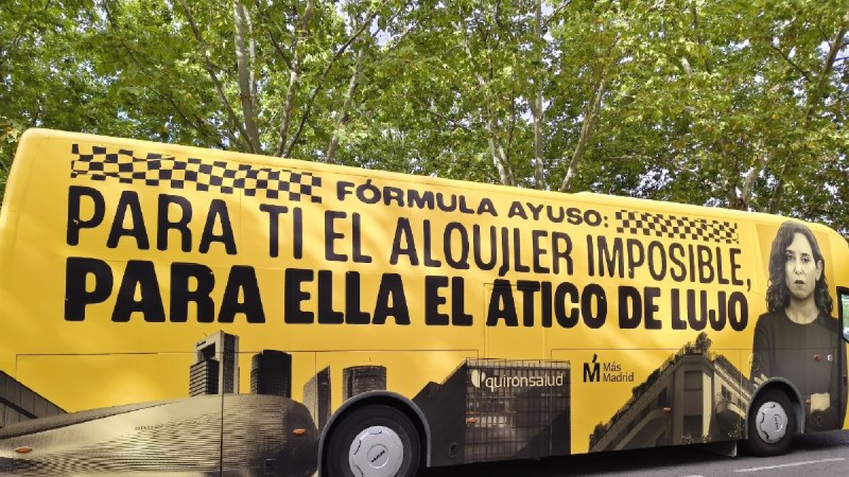 Más Madrid calienta el debate sobre el estado de la región de Ayuso con un autobús con este lema: «Para ti el alquiler imposible, para ella el ático de lujo»
