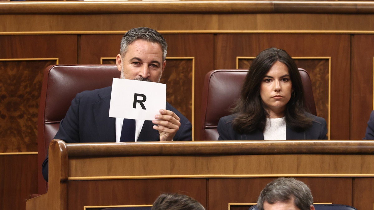 El 102.2 de la Constitución que Vox agita contra Sánchez: un artículo nunca utilizado que ya sobrevoló las cabezas de González y Aznar