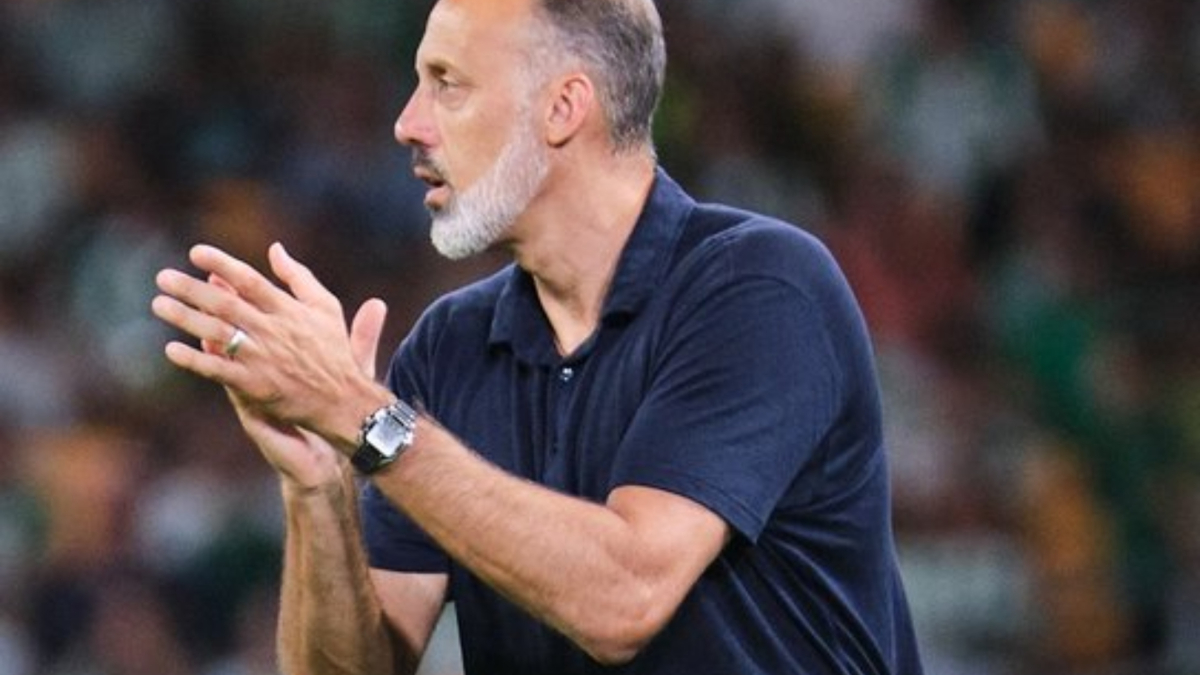 Para mí claramente no es penalti, Ochieng está retirando el brazo y el balón le da antes en el muslo
