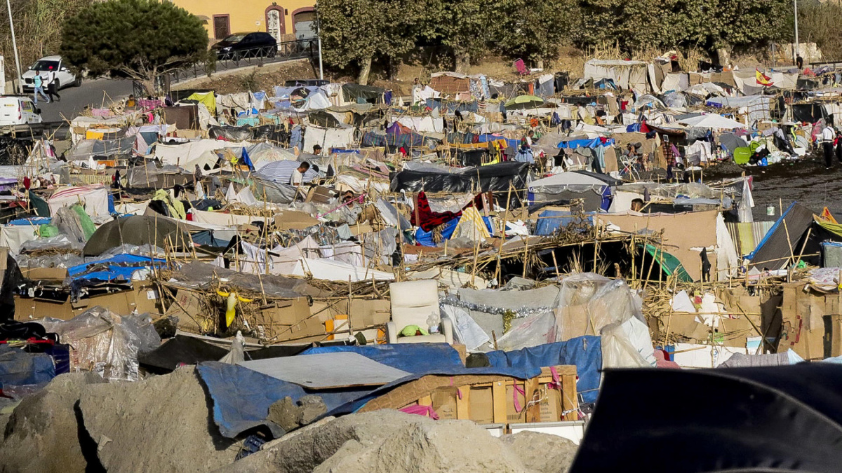 La Audiencia Nacional ordena la paralización del campamento para migrantes en el Puerto de Ceuta