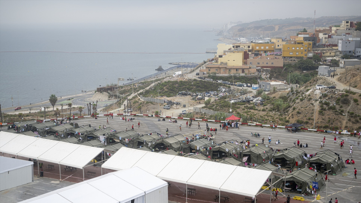 El Gobierno se revuelve contra la Audiencia Nacional por parar el campamento de migrantes en Ceuta y le pide decidir rápido