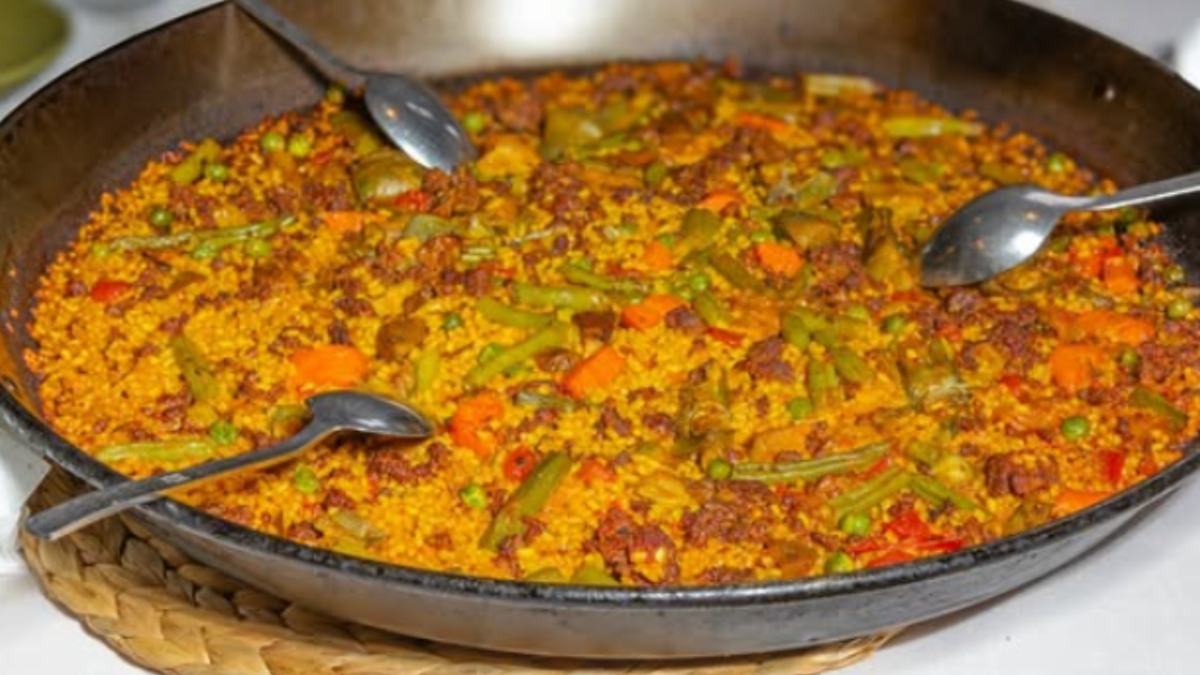 El gran error al hacer una paella en casa es no añadir el caldo hirviendo