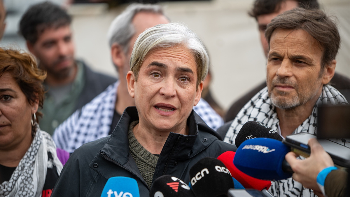 Ada Colau reaparece como activista en una protesta para frenar un desahucio en Barcelona