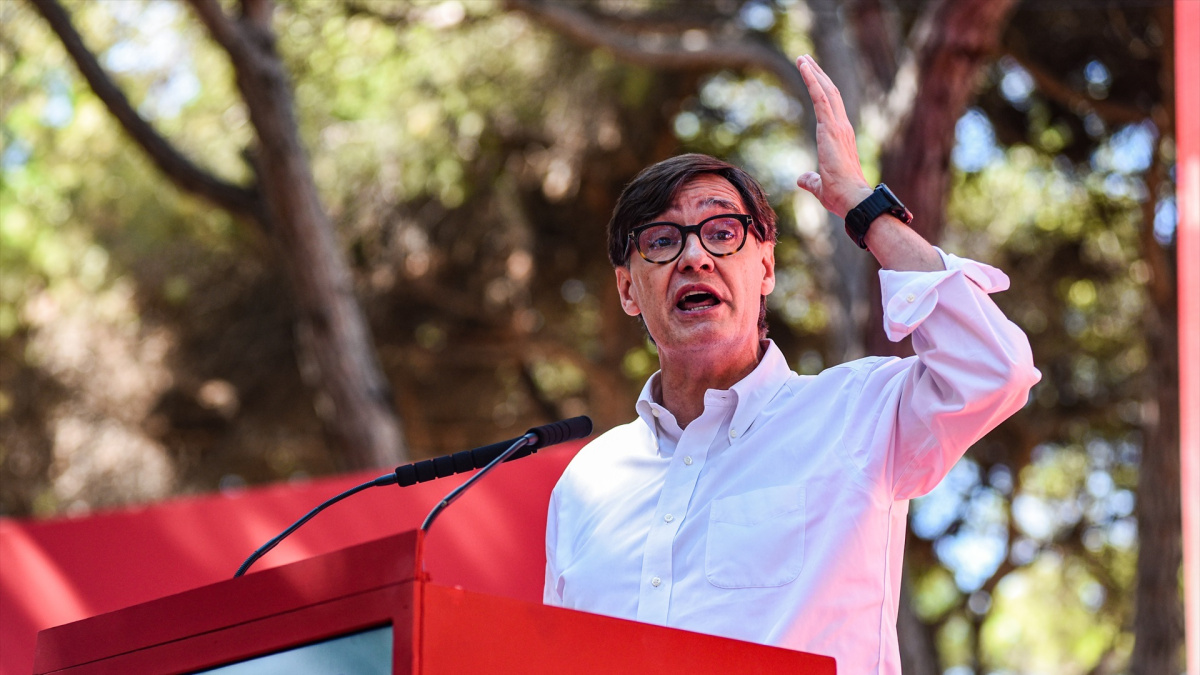 Salvador Illa plantea prohibir la IA en las escuelas de Catalunya hasta los 14 años