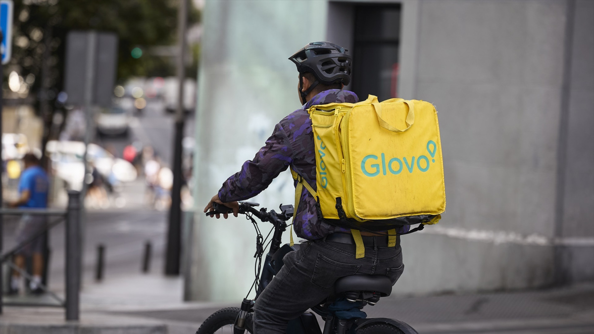 El juez deja a un paso de juicio al jefe de Glovo por emplear a repartidores como falsos autónomos
