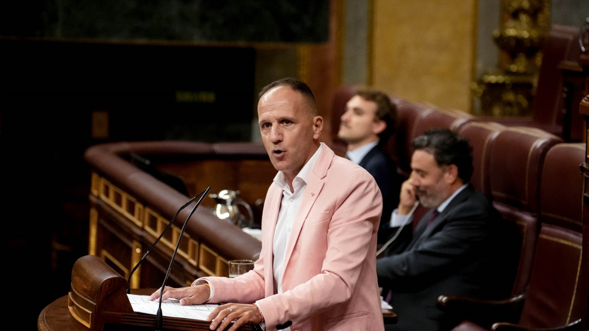 Un diputado relata en el Congreso que pensó en «desaparecer» al descubrir que era homosexual y Vox le grita que «debería haberlo hecho»