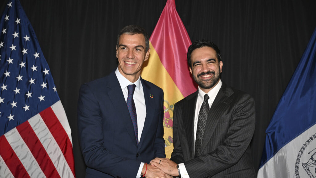 Sánchez reivindica sus políticas progresistas y las de Mamdani: «Los poderosos nos temen»